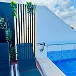 Trendy Isabella, Heated Pool 別荘 *